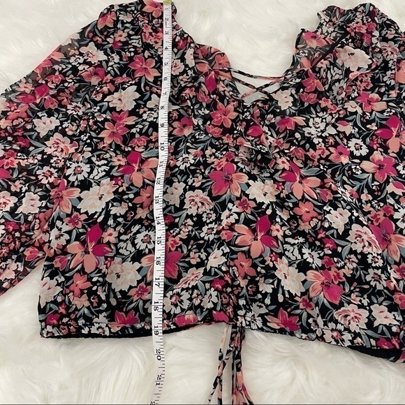 NWT Dynamite Semi-Cropped Long Sleeve Floral Top With Lace-Up Back Size Large - Picture 3 of 6